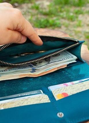 Зручний довгий шкіряний гаманець жіночий з орнаментом тиснення бірюзовий9 фото
