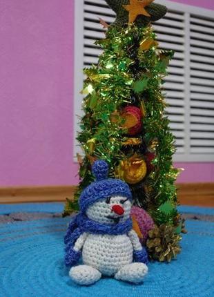 Снеговик под елкой.подарок на новый год.1 фото