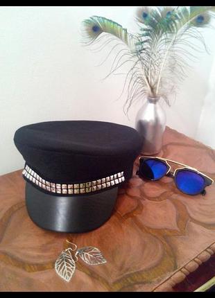 Стильная кепки. кепка с кожаным козырьком. капитанка. фуражка.