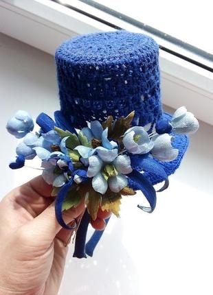 Синяя декоративная шляпка на ободке1 фото