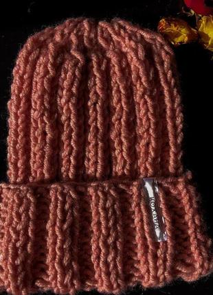 Женская вязаная шапка спицами крупной вязки ручной работы из натуральной шерсти кохана «пудра»1 фото