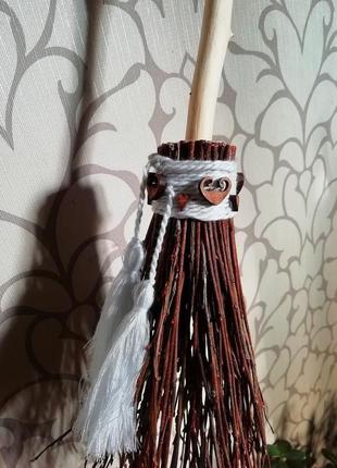 Метла декоративная. аксессуар. хэллоуин. halloween. broom.