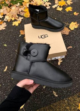 Ugg mini bailey button black v2