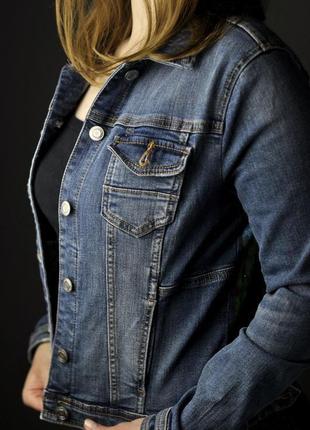 Куртка модна з ручним розписом. джинсова жіноча куртка3 фото