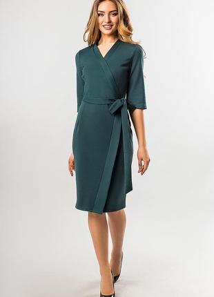 Темно-зеленое платье с поясом1 фото