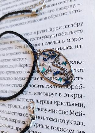 Необычный кулон лик с эпоксидной смолы