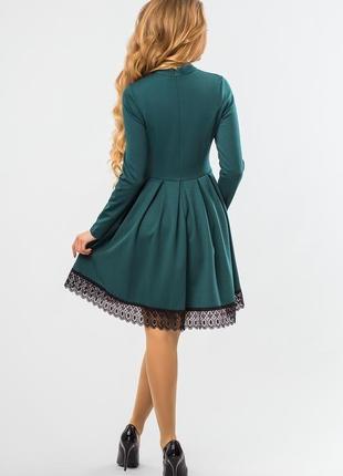 Темно-зеленое платье на стойке с кружевом3 фото