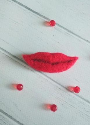Валяная брошь из шерсти губы. оригинальная брошка ручная работа