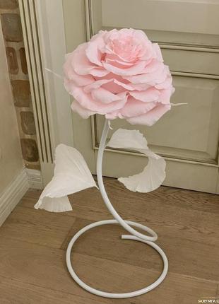 Рожева гігантська паперова троянда на ніжці4 фото