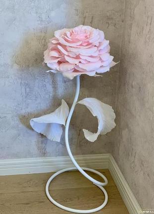 Рожева гігантська паперова троянда на ніжці3 фото
