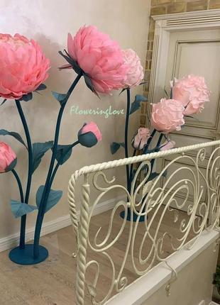 Гигантский бумажній пион на стебле с металлической подставкой