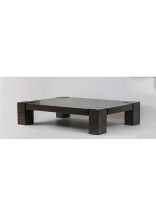 Дизайнерський журнальний столик з дерева зі скляною стільницею.