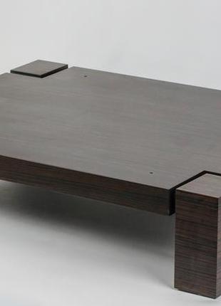 Дизайнерський журнальний столик з дерева зі скляною стільницею.