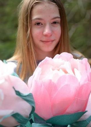 Букет з гігантських паперових квітів, бутонів троянди та півонії7 фото