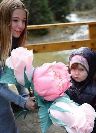 Букет з гігантських паперових квітів, бутонів троянди та півонії2 фото