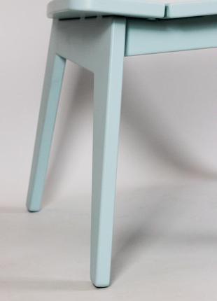 Яскравий небесно-блакитний низький стілець для вітальні та ресторанів.7 фото