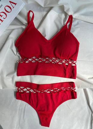 Еластичний комплект безшовної білизни топ і стрінги червоний