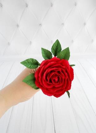 Шпилька з червоною трояндою весільна квіти в зачіску нареченій стильна прикраса на волосся1 фото