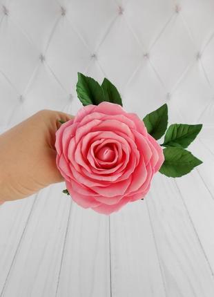 Шпилька з рожевою трояндою весільна квіти в зачіску нареченій стильна прикраса на волосся