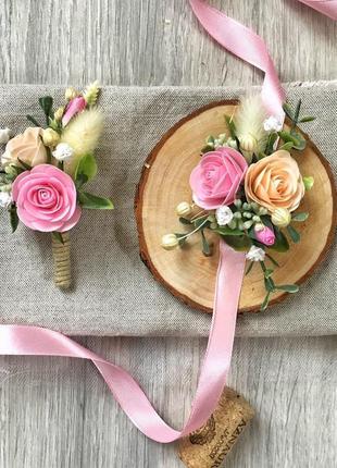 Набор свадебный бутоньерка и цветочный браслет1 фото