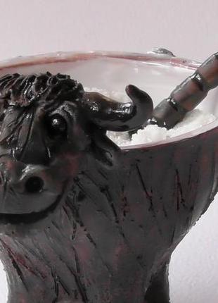 Солонка в виде быка с ложкой для специй сувенир для кухни
