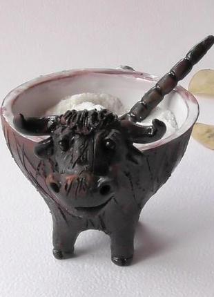 Солонка у вигляді бика з ложкою для спецій сувенір для кухні3 фото