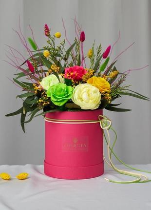 Букет «цветочные фантазии» в шляпной коробке1 фото
