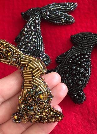 Брошка «святковий кролик»