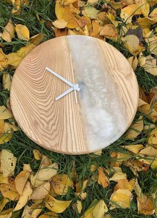 Годинник із дерева та епоксидної смоли2 фото