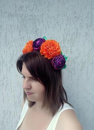 Объемный венок на голову цветочный ободок  девушке обруч для волос оранжевый с фиолетовым осенний3 фото