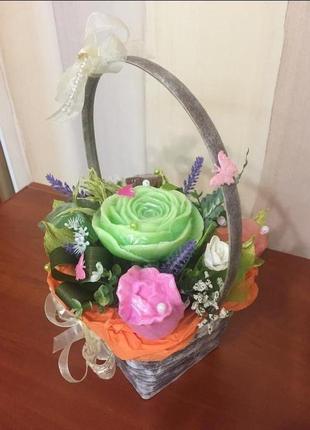 Подарочная корзина с мыльными цветками1 фото