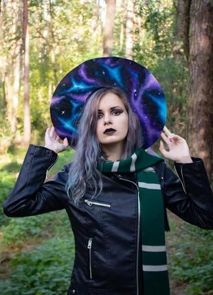 Капелюх відьми з малюнком зоряного неба, трояндами і вуаллю