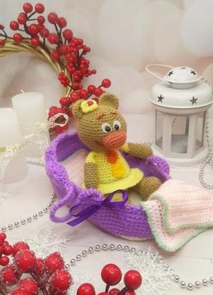 Мишка в кроватке