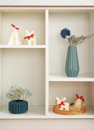 Низкая ваза для цветов пластиковая рифленая 7 см, темно-синяя