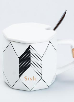 Керамическая чашка "style" с крышкой и ложкой, белого цвета с синими гранями, 350 мл