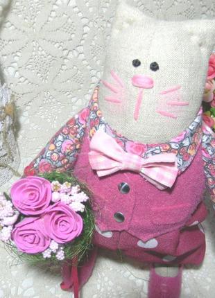 Текстильний котик джентельмен.інтер'єрна лялька в рожевому вбранні.ексклюзив.