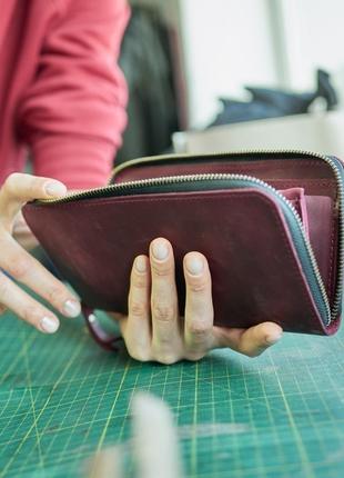 Шкіряний бордовий гаманець - великий жіночий гаманець з гравіюванням1 фото