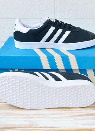 Чоловічі популярні кросівки adidas gazelle фірмові натуральна замша адідас газель адики темно сірі  з білим тренд весни літа