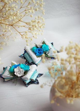 Резинки/заколки из экокожи, бантики голубые весенние/зимние/летние с цветами, цветы на резинках6 фото