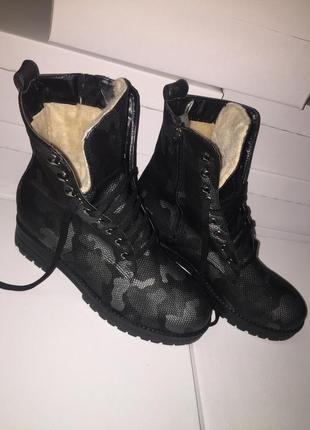 Темный камуфляж ботинки
