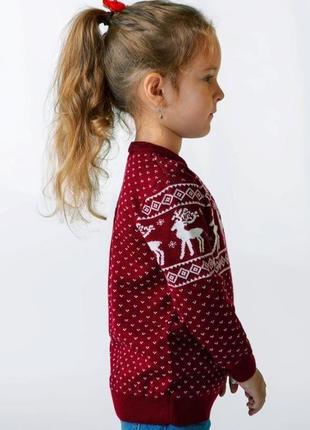 Вязаный свитер рождественский с оленями для девочки1 фото