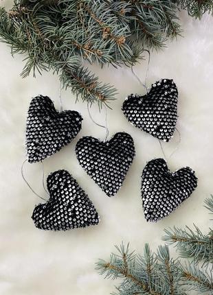 Новорічні ялинкові прикраси з чорними і сріблястими пайєтками.