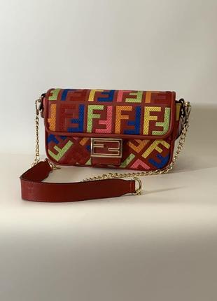 Фірмова жіноча сумка бренда fendi фенді червона з кольоровим текстильна туреччина ланцюжок на плечі2 фото
