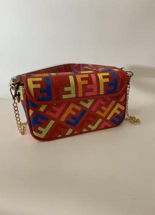 Фірмова жіноча сумка бренда fendi фенді червона з кольоровим текстильна туреччина ланцюжок на плечі4 фото