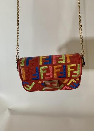 Фірмова жіноча сумка бренда fendi фенді червона з кольоровим текстильна туреччина ланцюжок на плечі9 фото