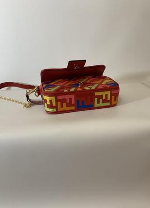 Фірмова жіноча сумка бренда fendi фенді червона з кольоровим текстильна туреччина ланцюжок на плечі10 фото