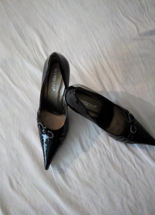 Прекрасні лаковані туфлі