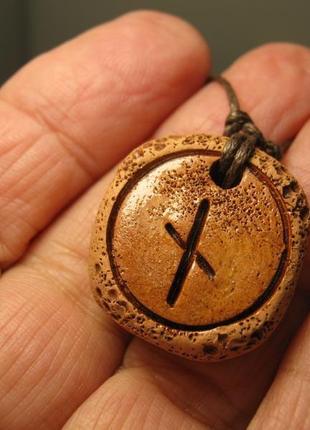 Наутиз  защитный скандинавский амулет ручной работи из глины