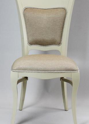 Білий дерев'яний стілець на кухні преміум класу1 фото