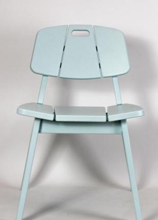 Яркий небесно-голубой низкий стул для гостиной и ресторанов.
